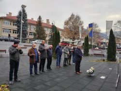 S gostima koji su došli da uveličaju ovu manifestaciju premijer Ćulov položio cvijeće na spomen obilježju poginuloj djeci Goražda u periodu 1992-1995.