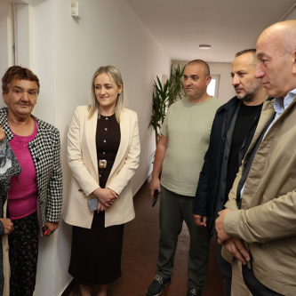 Premijer Ćulov i ministar Čeljo  posjetili štićenike JU „Dom za stara i iznemogla lica BPK Goražde“